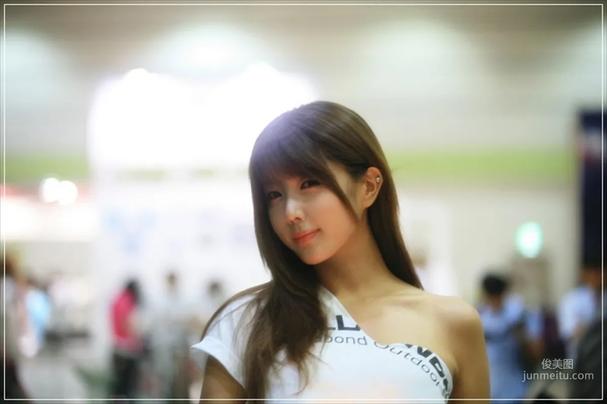 Heo Yun Mi, Sexy White Shirt Denim Shorts Street Car Show [Korean Booth Beauty] Photo Pictures photo 76