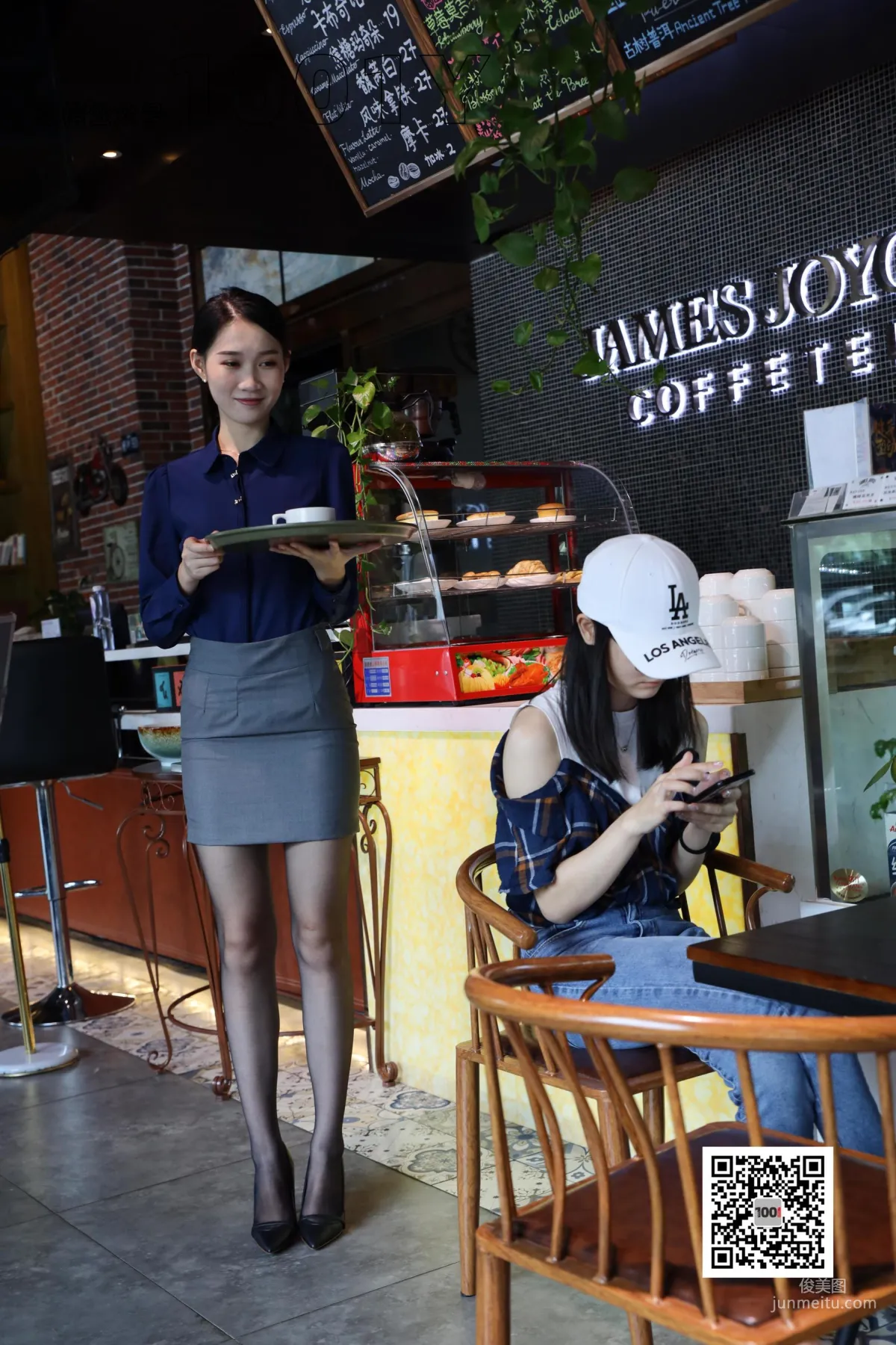 Tui Tui, Restaurant Waitress 2 [One Thousand and One Nights IESS] Beautiful Legs and Silk Feet Photo Set photo 2