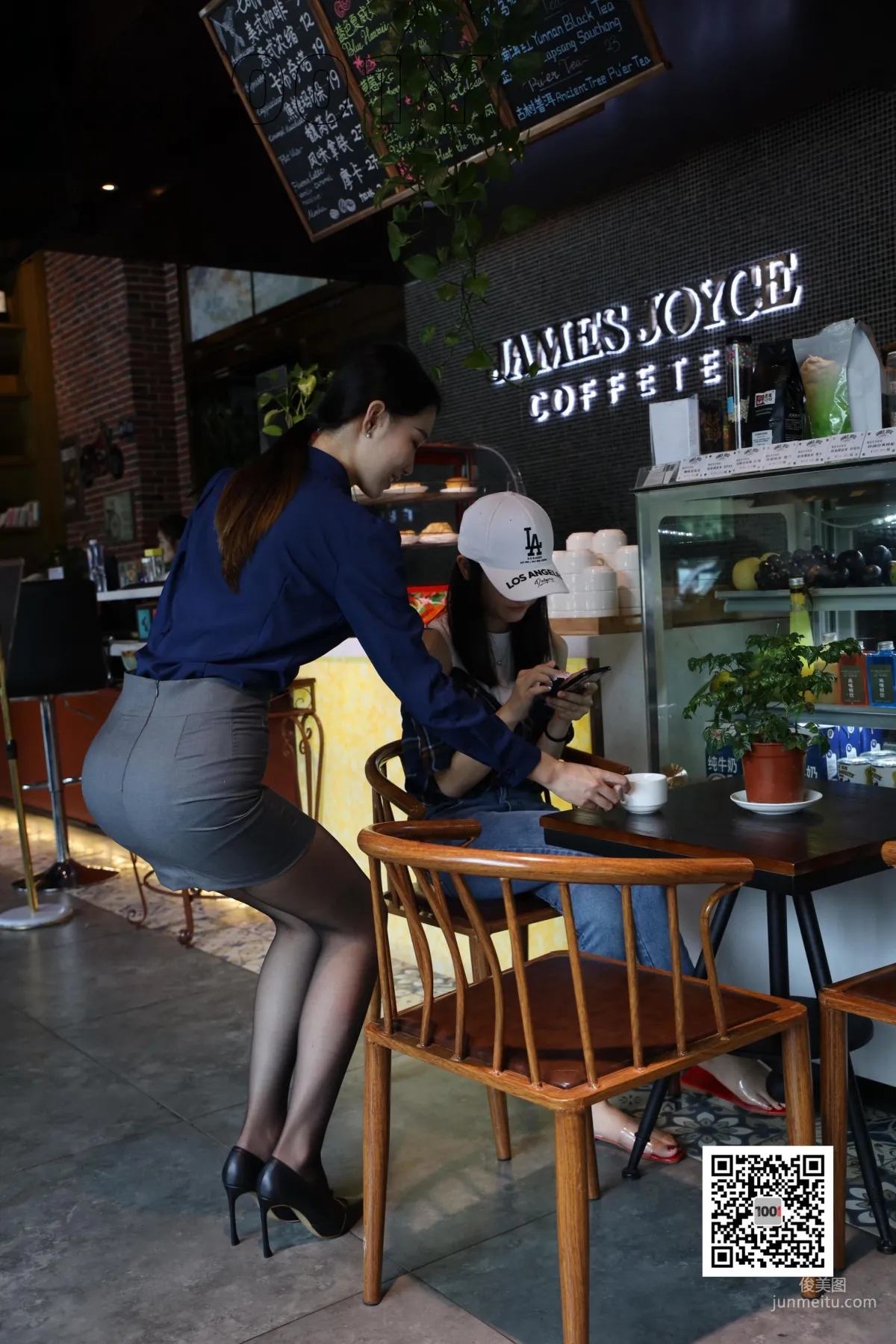 Tui Tui, Restaurant Waitress 2 [One Thousand and One Nights IESS] Beautiful Legs and Silk Feet Photo Set photo 37