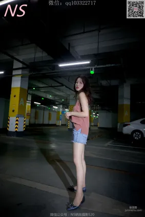 小朱茵《地下車庫的絲襪美腿女郎》 [納絲攝影] 寫真集