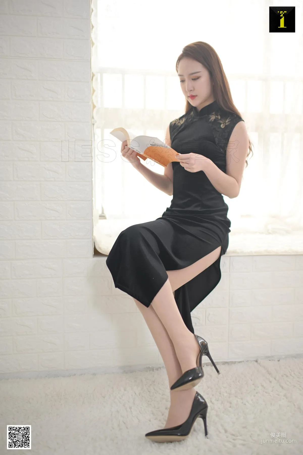 Yun Zhi, Yun Zhi's Long Slit Cheongsam [IESS] Beautiful Legs and Silk Feet Photo Set photo 1