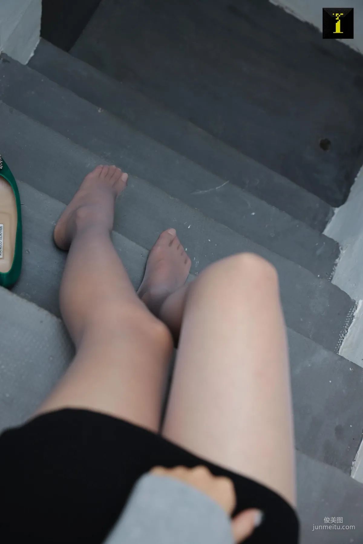 婉萍 《婉萍的绿色平底鞋》 [异思趣向IESS] 美腿丝足写真集49