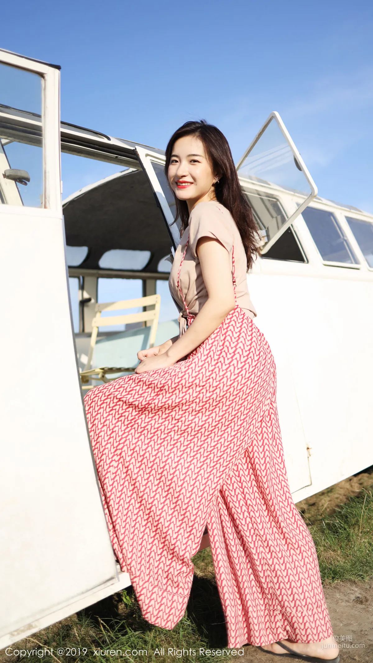 Yi'er Latte Outdoor Fresh Sweet Style Series [XiuRen] No.1718 Photo Set photo 17