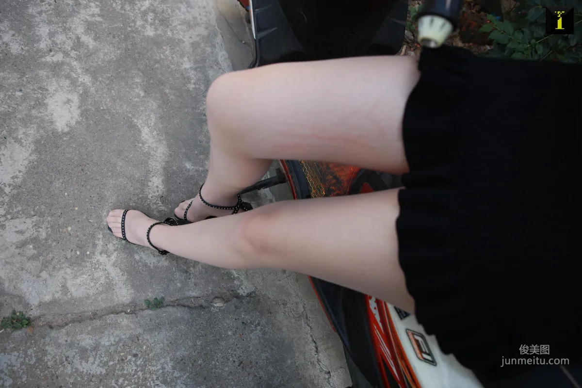 Tang Tang 'Courtyard Adventure' [IESS] Beautiful Legs and Silk Feet Photo Set photo 30