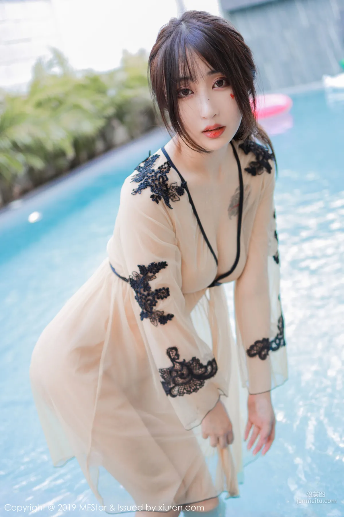 Betty Lin Zixin Pool Bath Beauty Series [MFStar] Vol.230 Photo Set photo 7