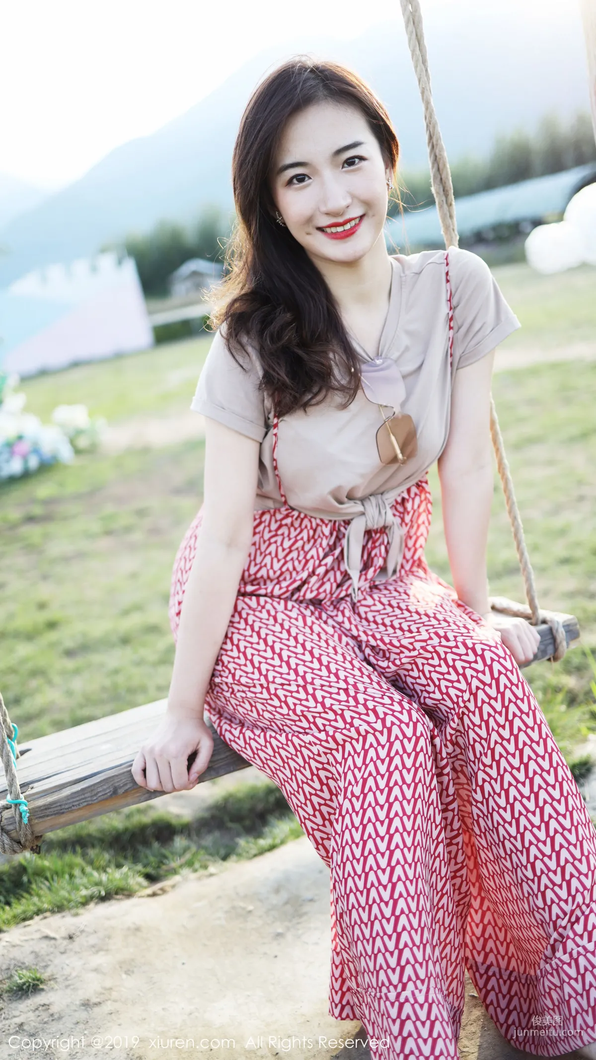 Yi'er Latte Outdoor Fresh Sweet Style Series [XiuRen] No.1718 Photo Set photo 41