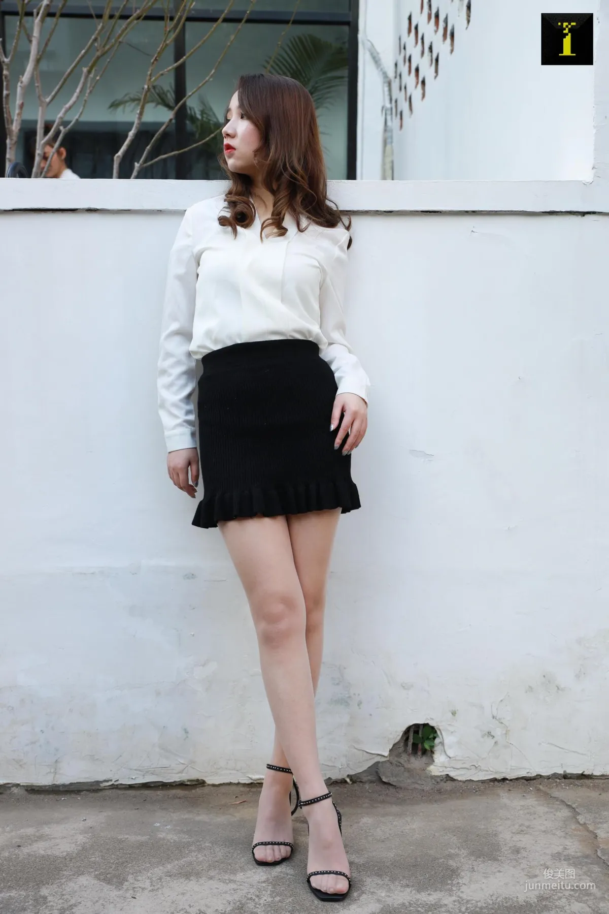 Tang Tang 'Courtyard Adventure' [IESS] Beautiful Legs and Silk Feet Photo Set photo 16