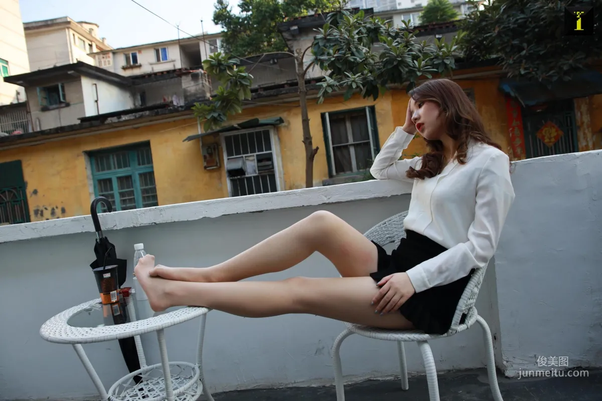 Tang Tang 'Courtyard Adventure' [IESS] Beautiful Legs and Silk Feet Photo Set photo 58