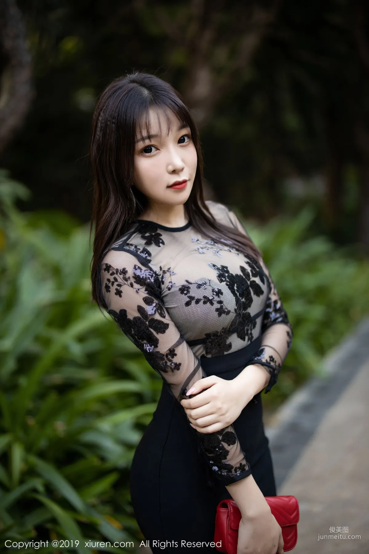Zhizhi Booty 'Beautiful Legs and Curves Under Semi-Transparent Lingerie and Charming Stockings' [XiuRen] No.1795 Photo Set photo 10