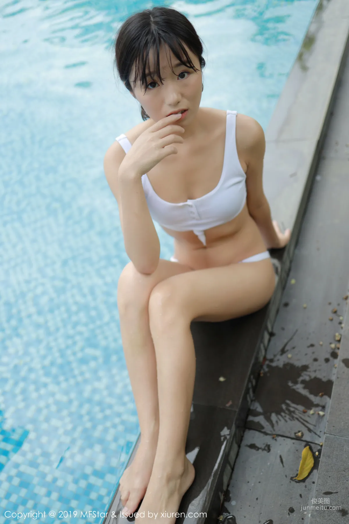 Baileys Xiang'er "Outdoor Pool Lingerie Series" [MFStar] Vol.214 Photo Set photo 38