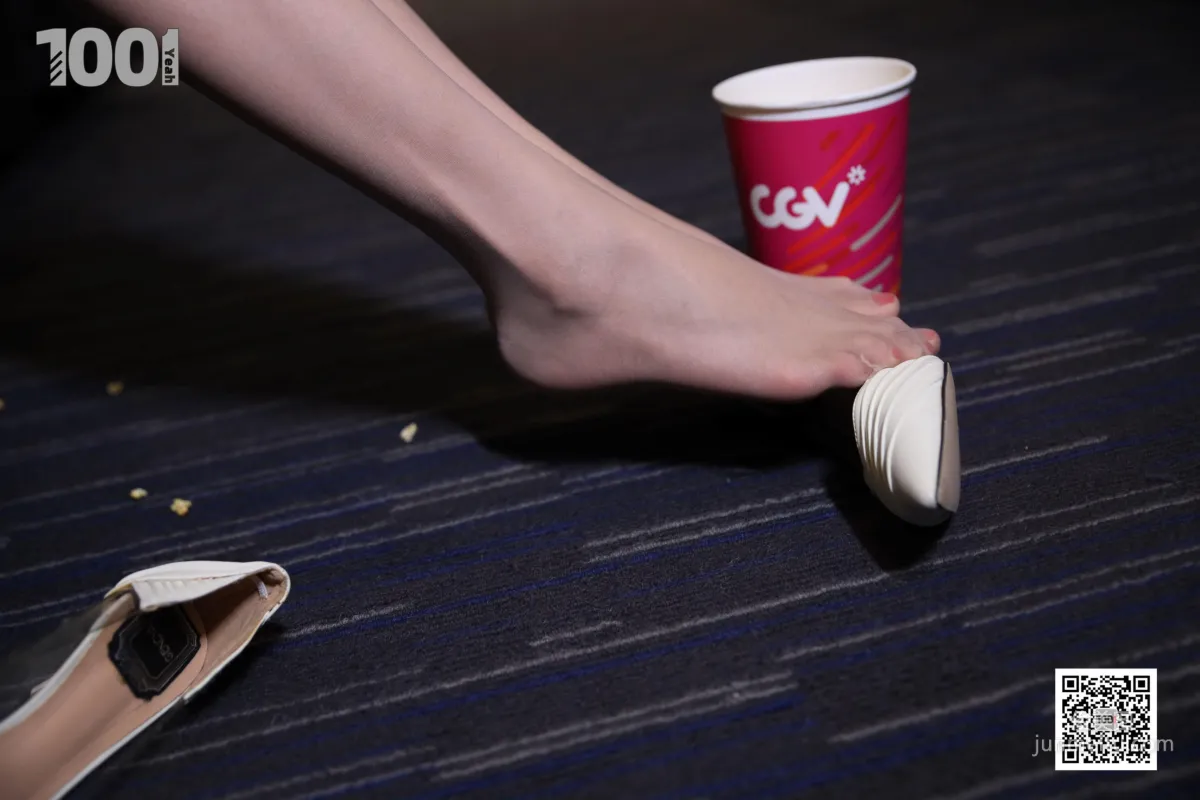 Model Lucy, Cinema 3 [One Thousand and One Nights] Stockings and Beautiful Feet Photo Set photo 53