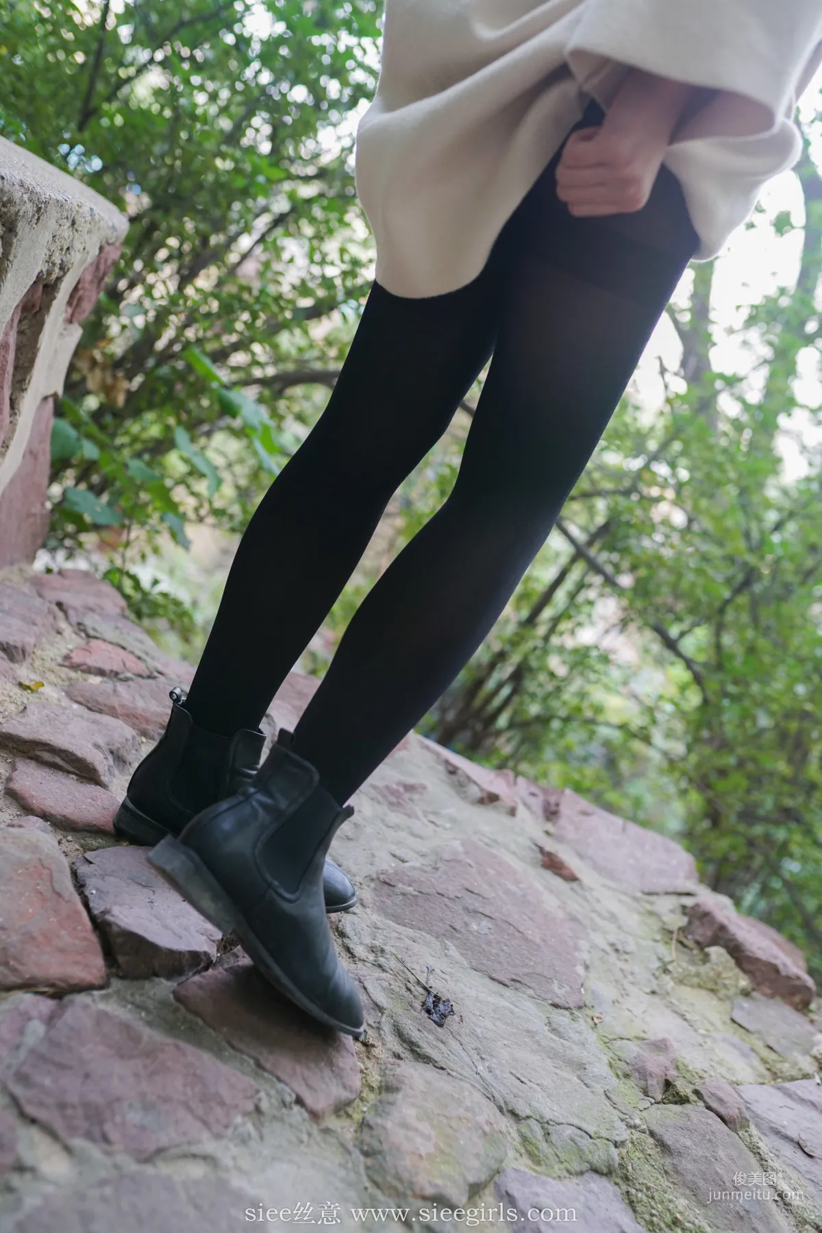 Qianqian, Dotted Autumn Leaves and Rustling Wind [SIEE] No.400 Photo Set photo 23