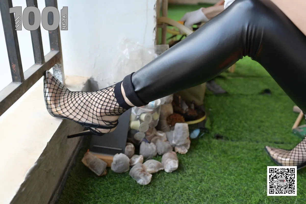 Model Lucy, The Repairman 2 [IESS] Stockings and Beautiful Legs Photo Set photo 86
