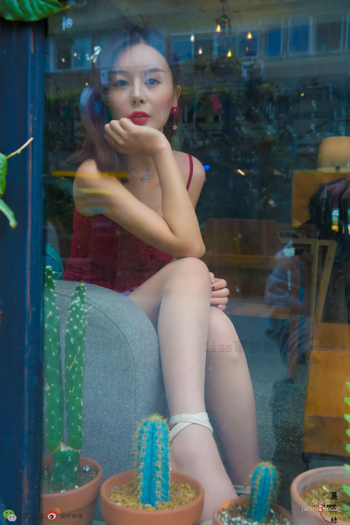 [GIRLISS] "Liang Bing's Red Spiral and Flesh Stockings" Photo Set photo 4