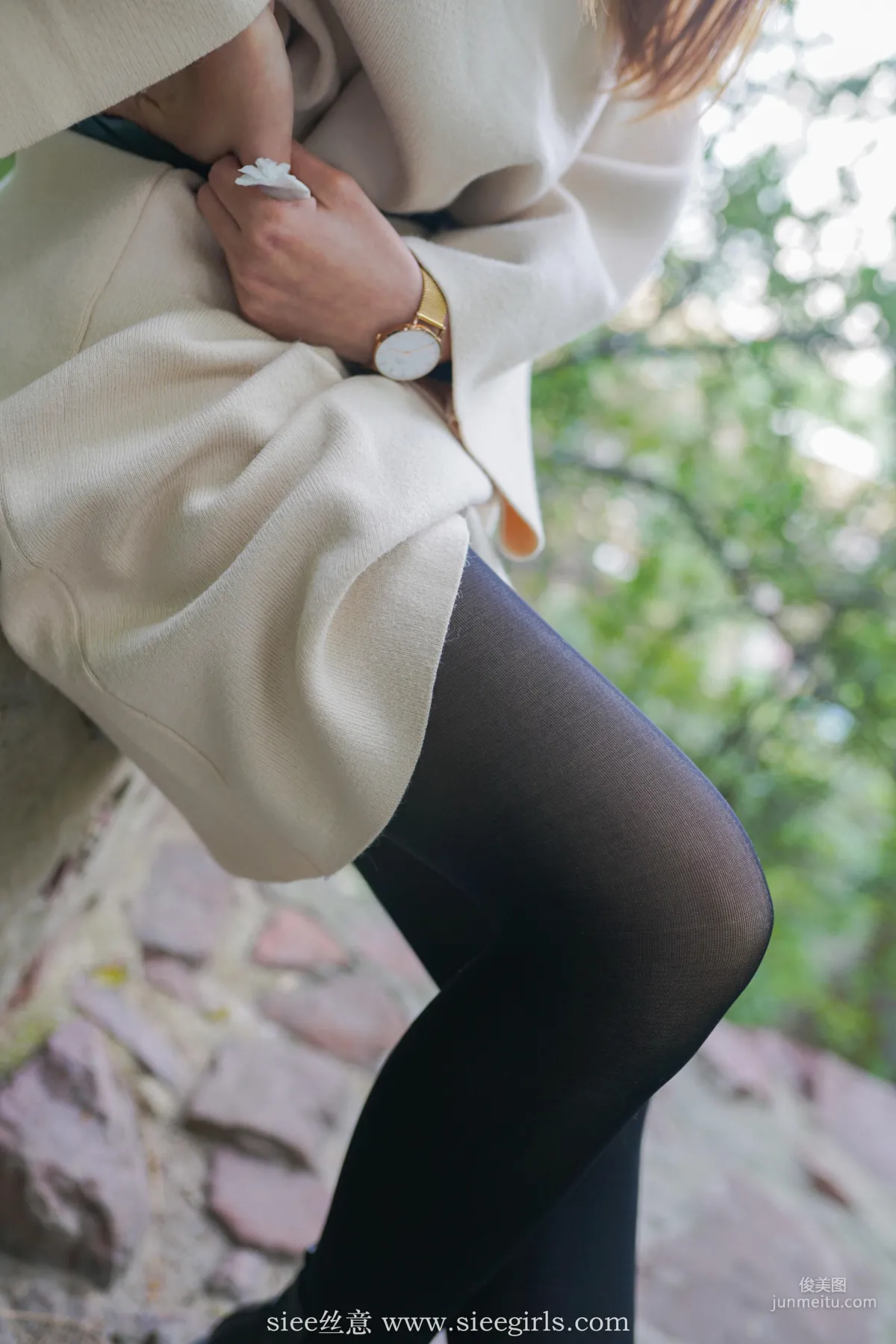 Qianqian, Dotted Autumn Leaves and Rustling Wind [SIEE] No.400 Photo Set photo 4