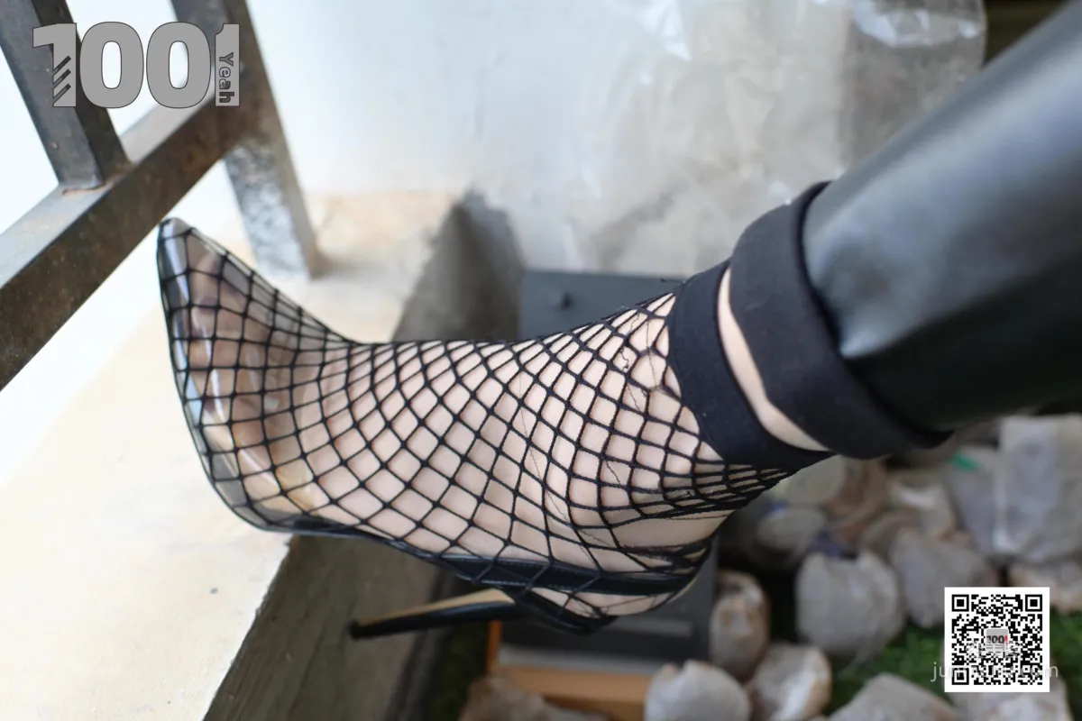 Model Lucy, The Repairman 2 [IESS] Stockings and Beautiful Legs Photo Set photo 84