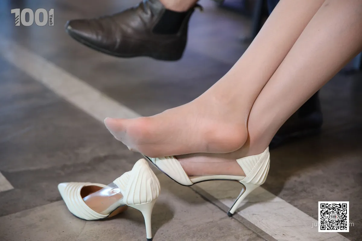 Model Lucy, Cinema 4 [IESS] Beautiful Legs and Feet Photo Set photo 40