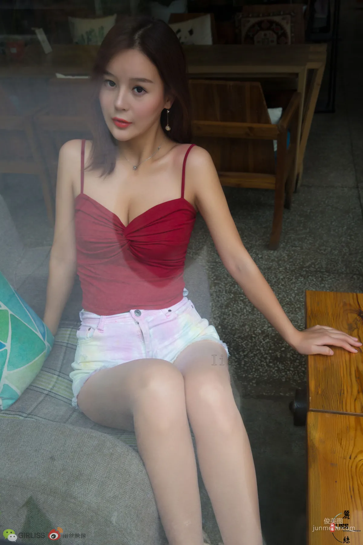 [GIRLISS] "Liang Bing's Red Spiral and Flesh Stockings" Photo Set photo 15