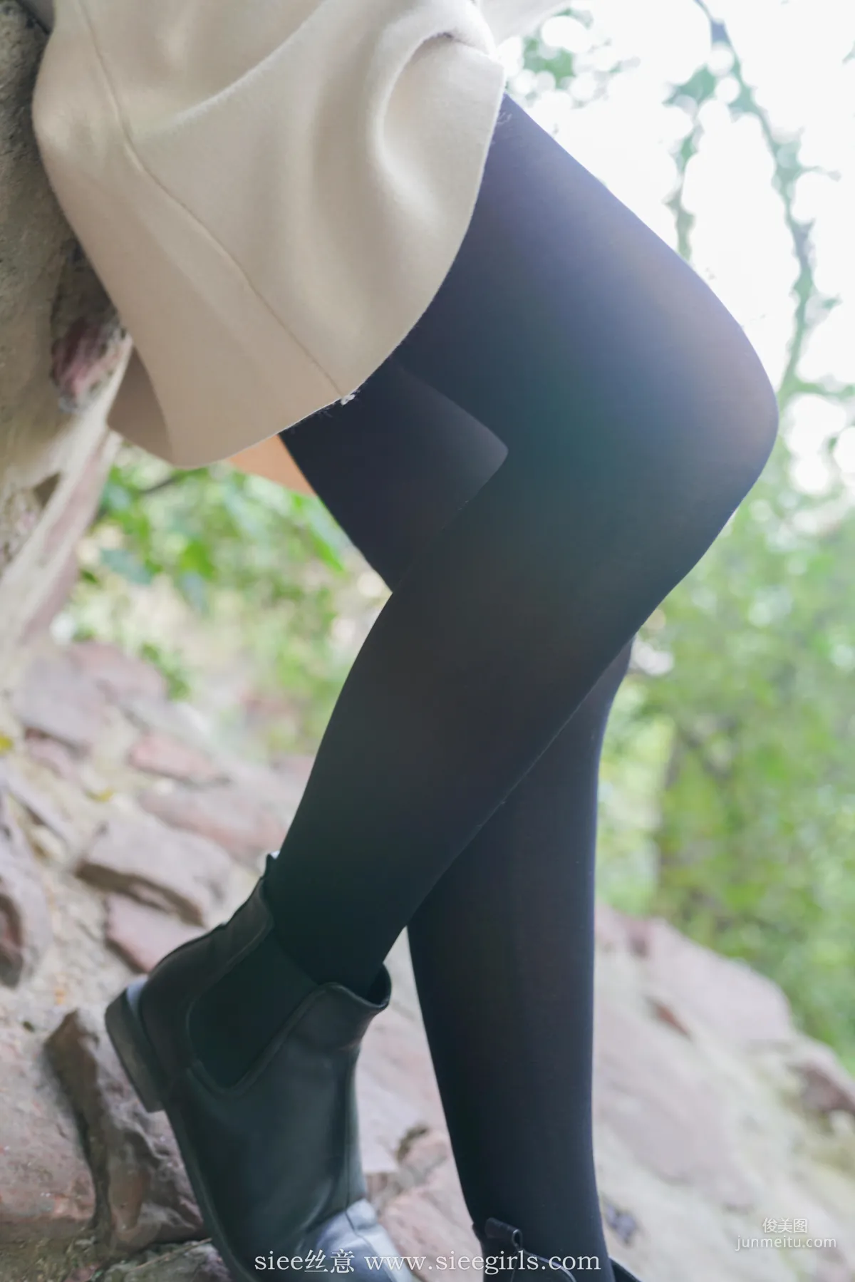 Qianqian, Dotted Autumn Leaves and Rustling Wind [SIEE] No.400 Photo Set photo 3