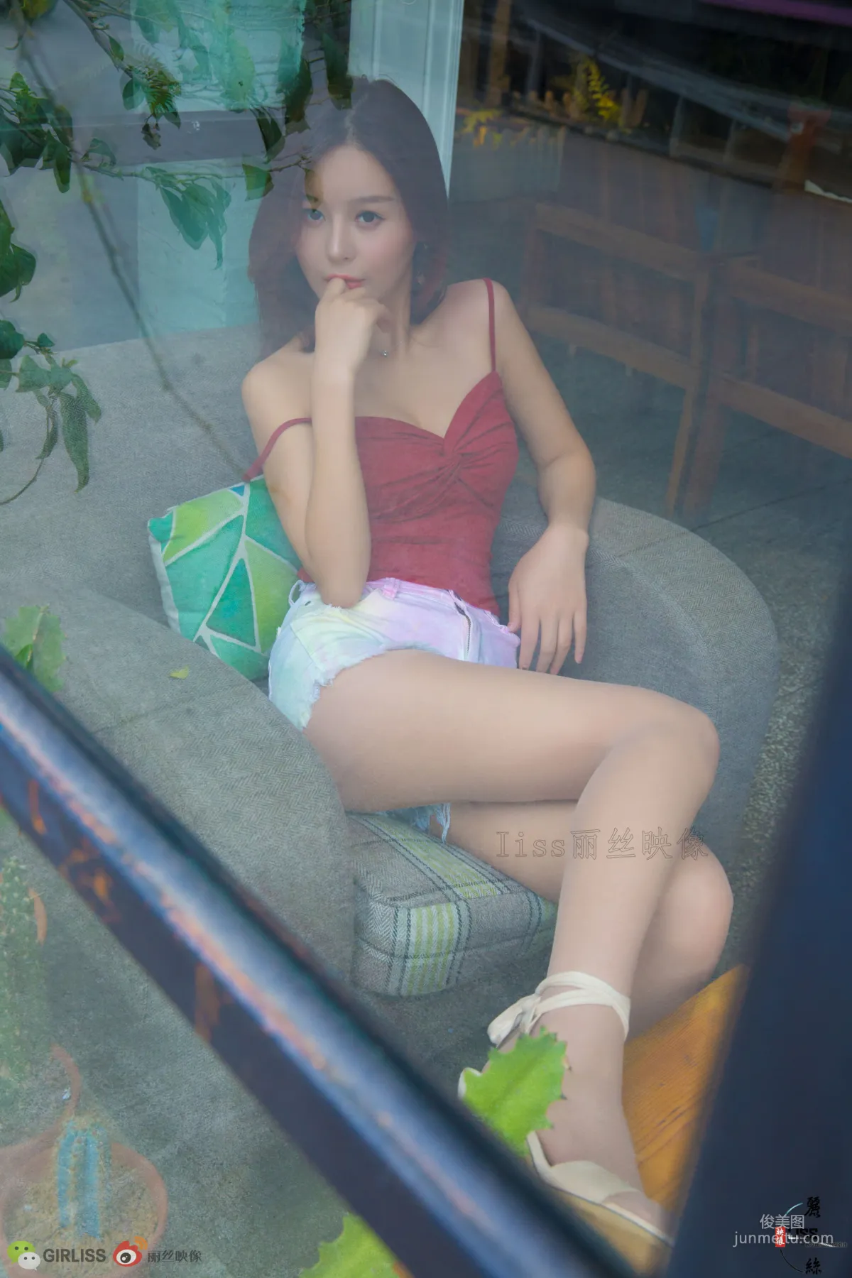 [GIRLISS] "Liang Bing's Red Spiral and Flesh Stockings" Photo Set photo 6