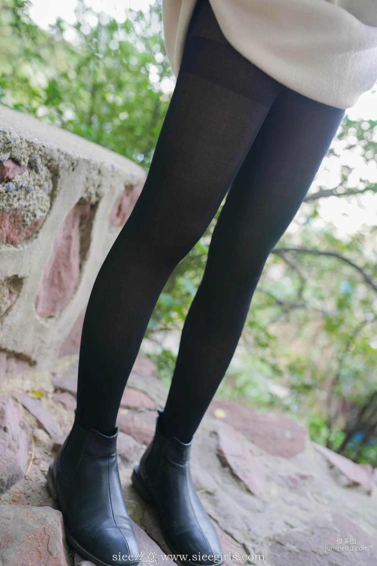 Qianqian, Dotted Autumn Leaves and Rustling Wind [SIEE] No.400 Photo Set photo 59