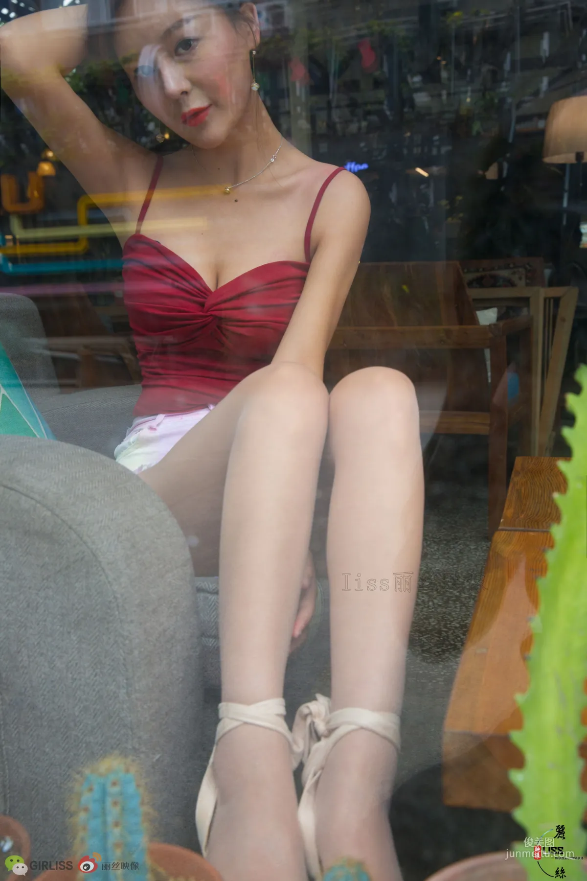 [GIRLISS] "Liang Bing's Red Spiral and Flesh Stockings" Photo Set photo 16