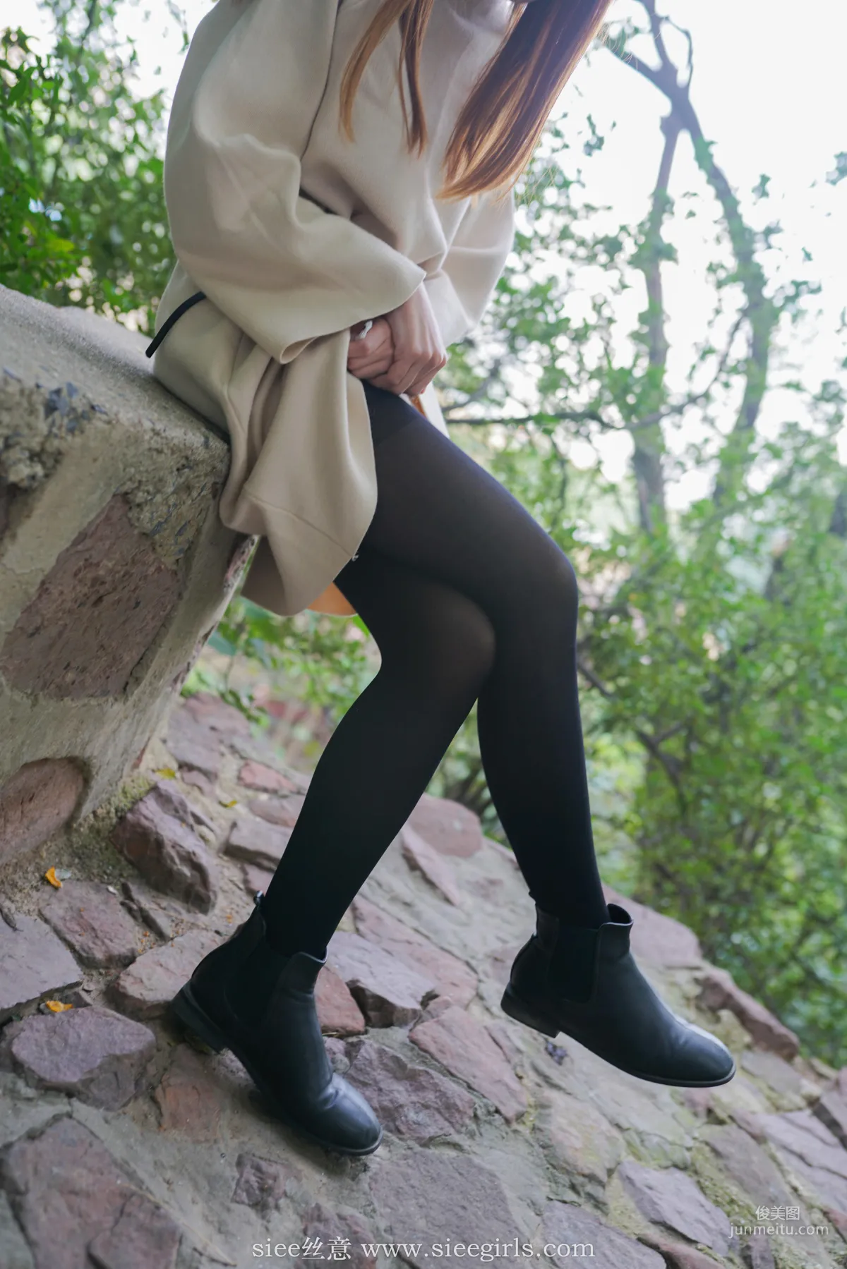 Qianqian, Dotted Autumn Leaves and Rustling Wind [SIEE] No.400 Photo Set photo 14
