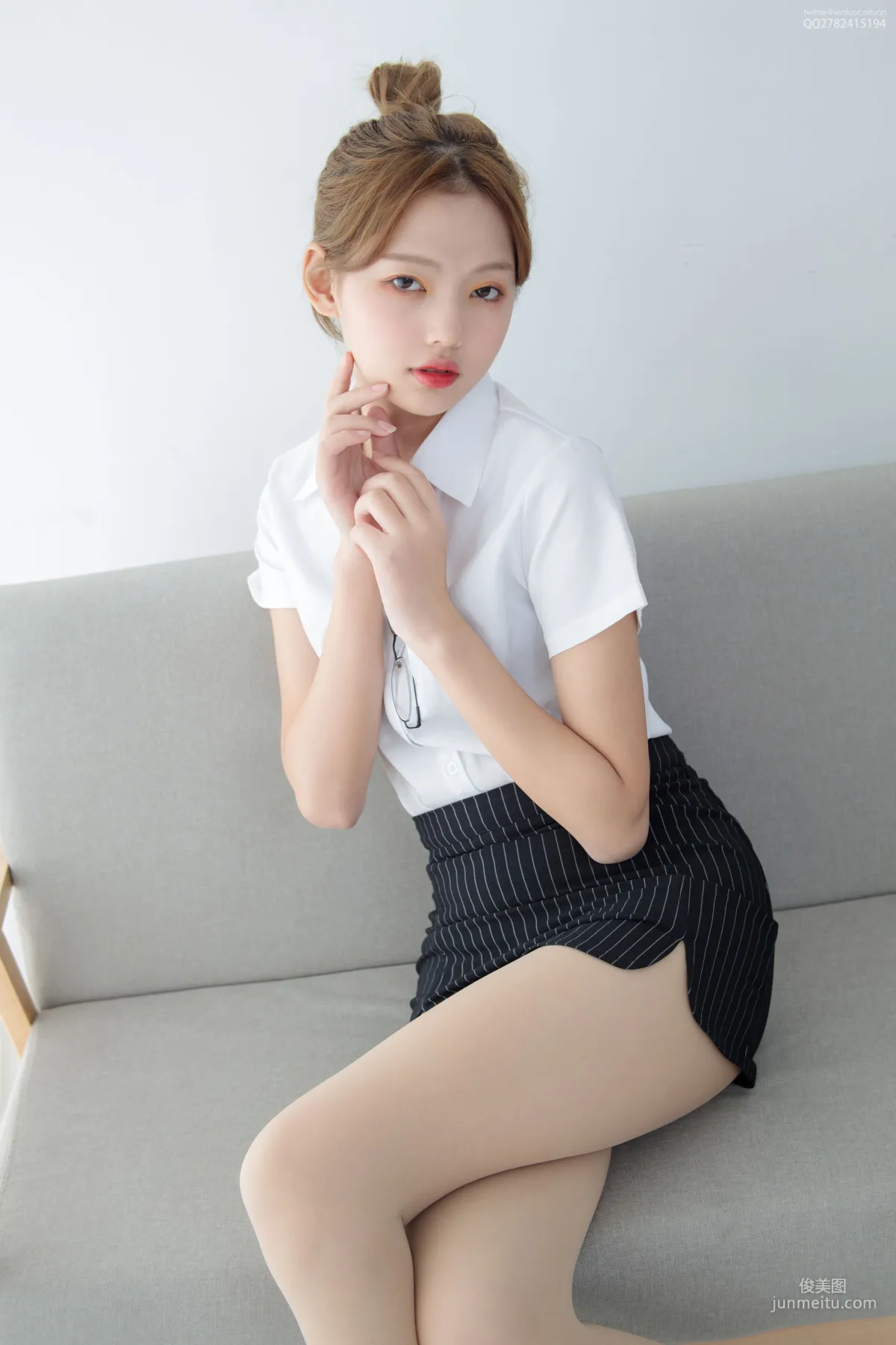 《OL一定要搭配眼镜 50D肉丝》 [森萝财团] JKFUN-044 写真集21