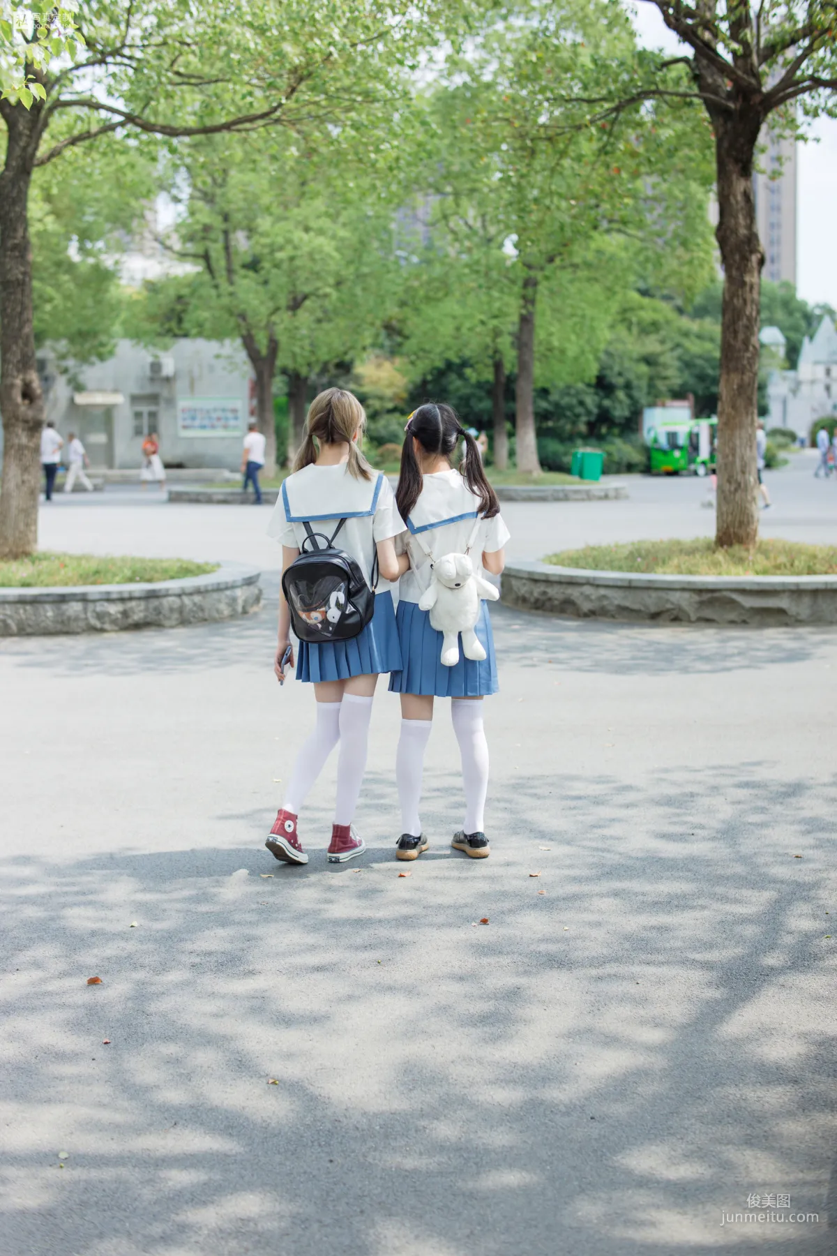 默陌&Aika《80D白絲過膝襪》 [森蘿财團] JKFUN-025 寫真集 2