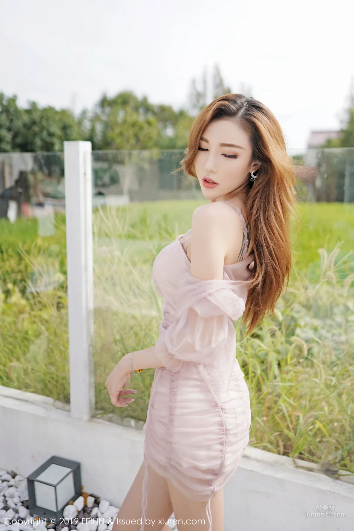 Meng Xiaonan Little Night Cat, Sexy Outdoor Shoot + Pink Lingerie [FeiLin] VOL.218 Photo Set photo 11