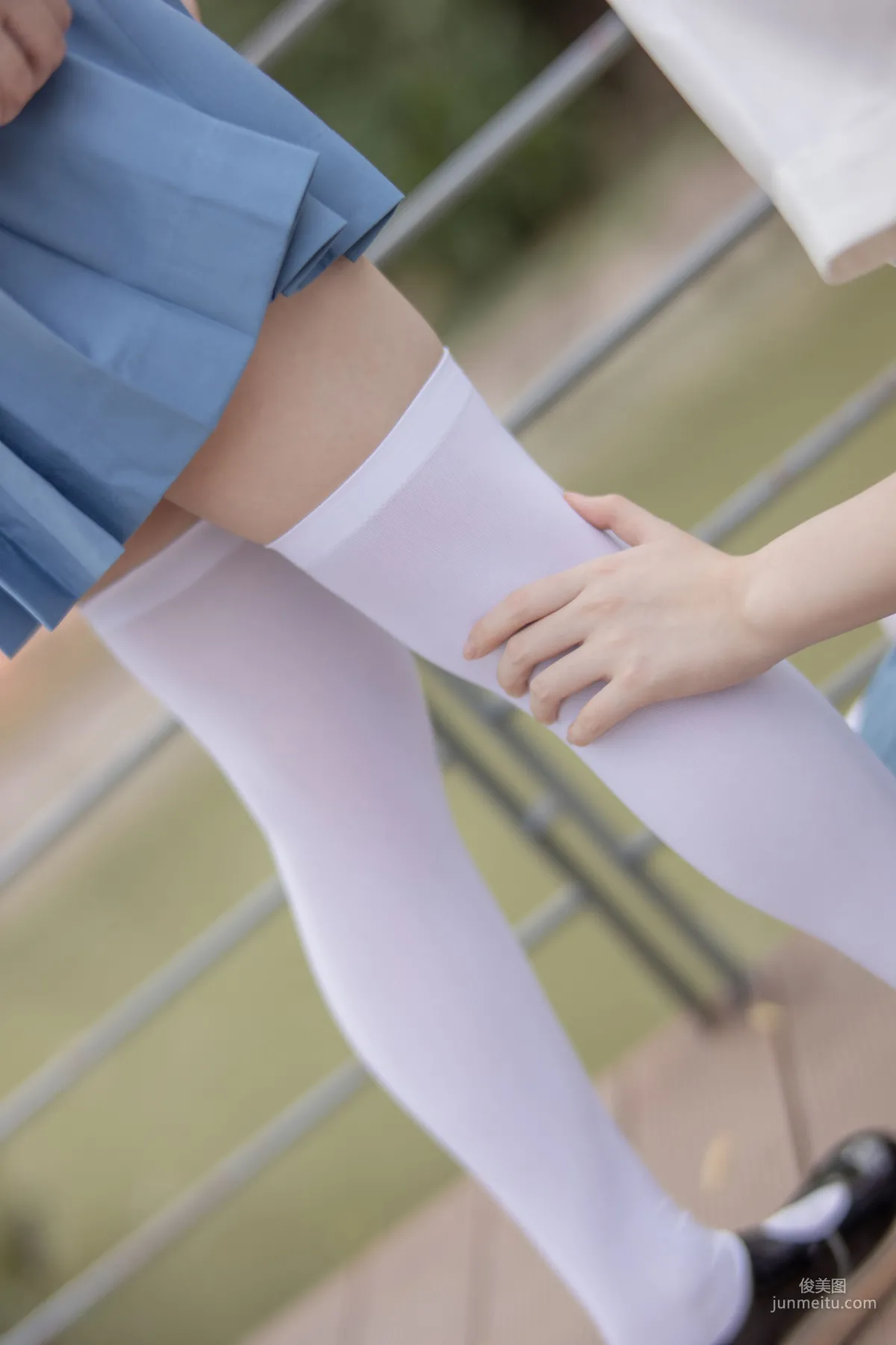 默陌&Aika《80D白絲過膝襪》 [森蘿财團] JKFUN-025 寫真集 56
