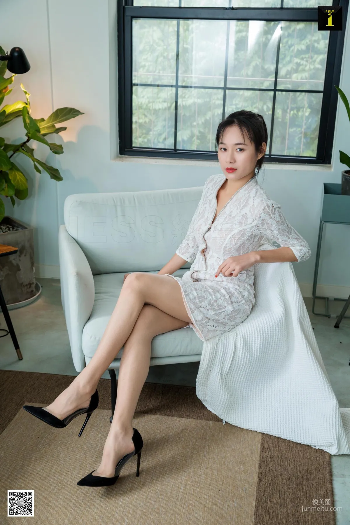 Xiao Xiao, You Choose High Heels or Flats [IESS] Photo Set photo 7
