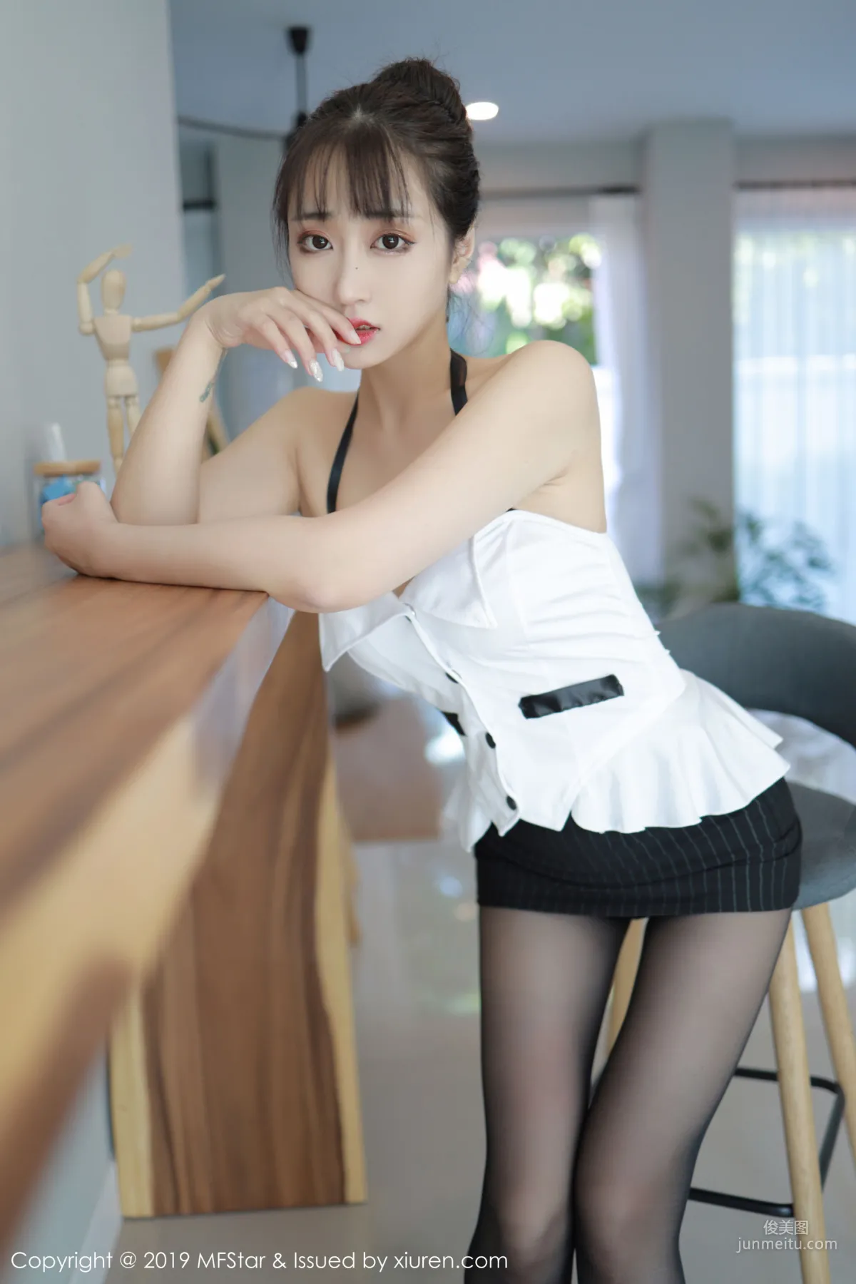 Betty Lin Zixin《Exquisite Black Stockings Beautiful Legs Temptation》 [MFStar] Vol.238 Photo Set photo 28