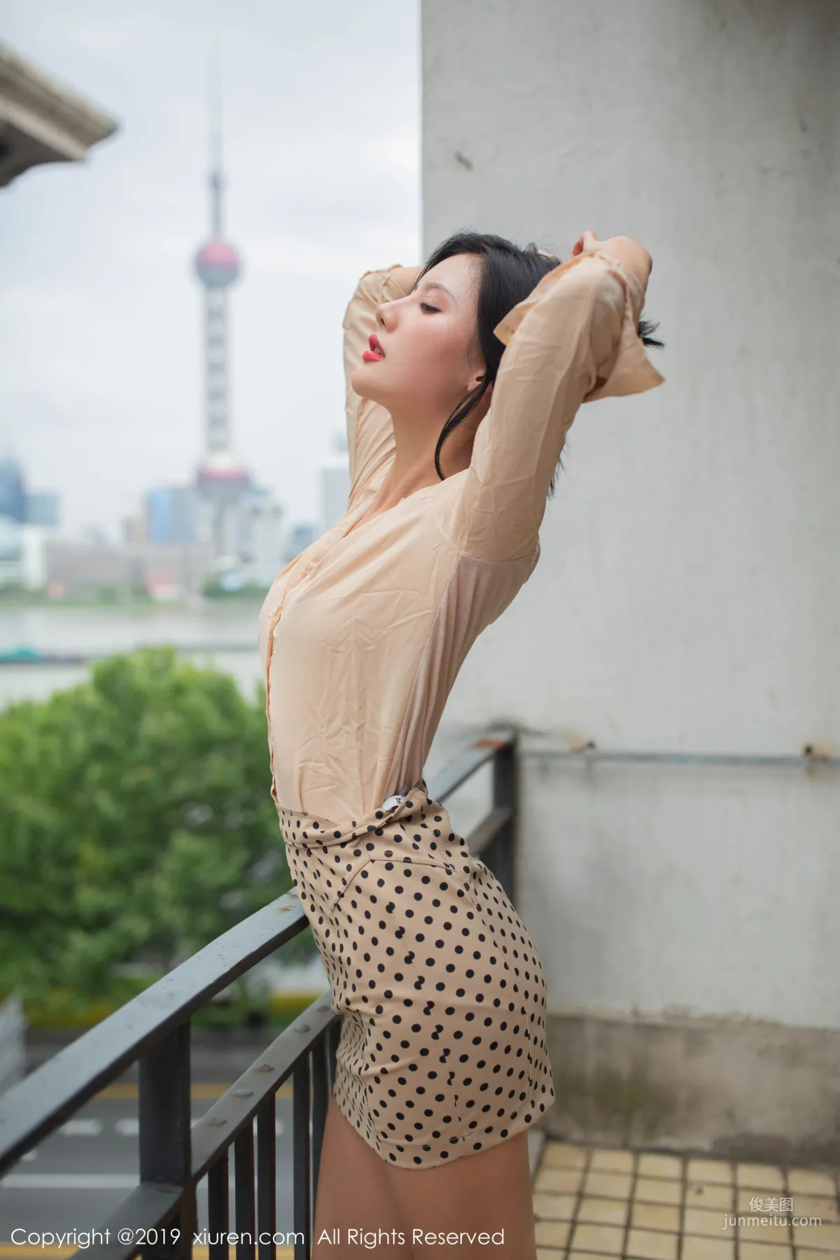 Jiushi Azhu a "Shanghai Balcony Outdoor Shoot Series" [XiuRen] No.1842 Photo Set photo 13
