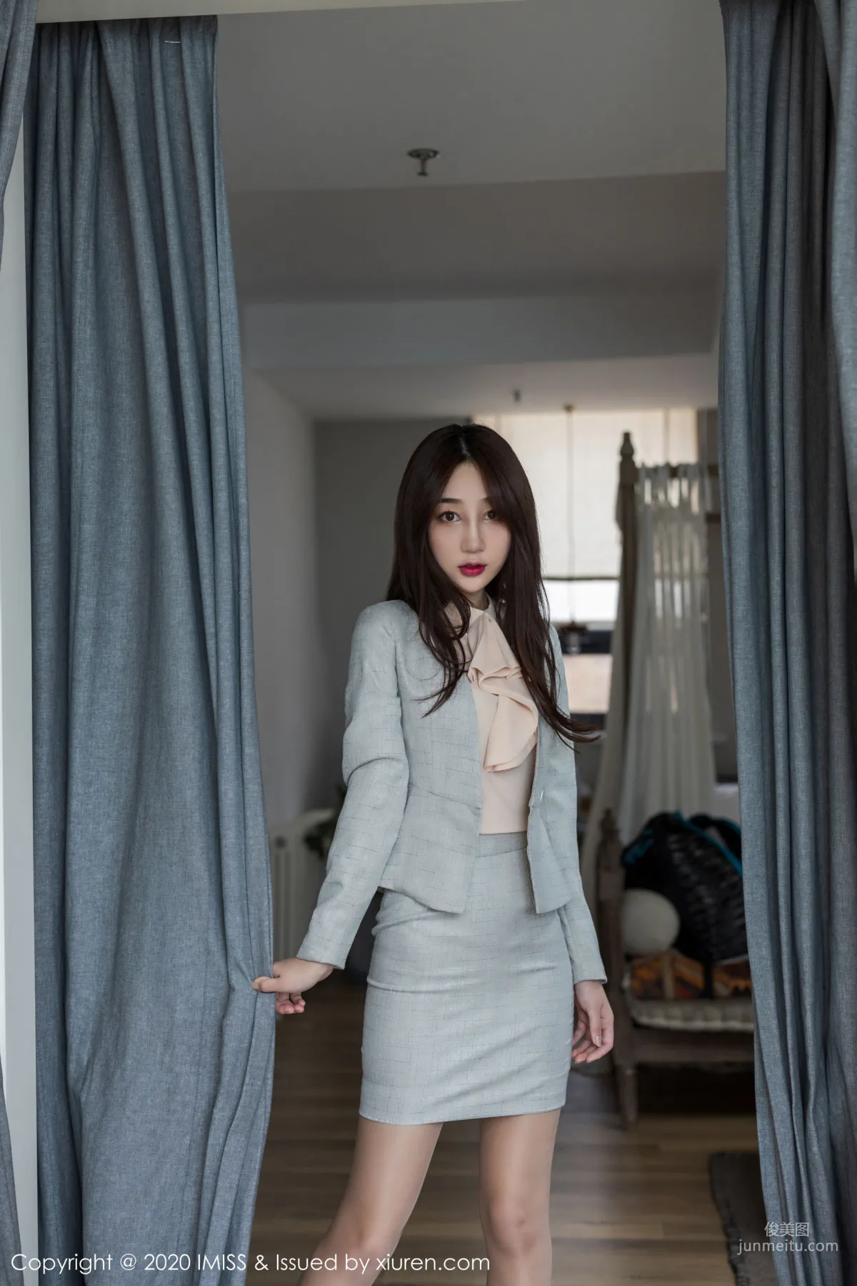 Xiao Jiuyue White Shirt, Short Skirt, Secretary Professional Attire, Stockings and Beautiful Feet Series [IMISS] Vol.435 Photo Set photo 11