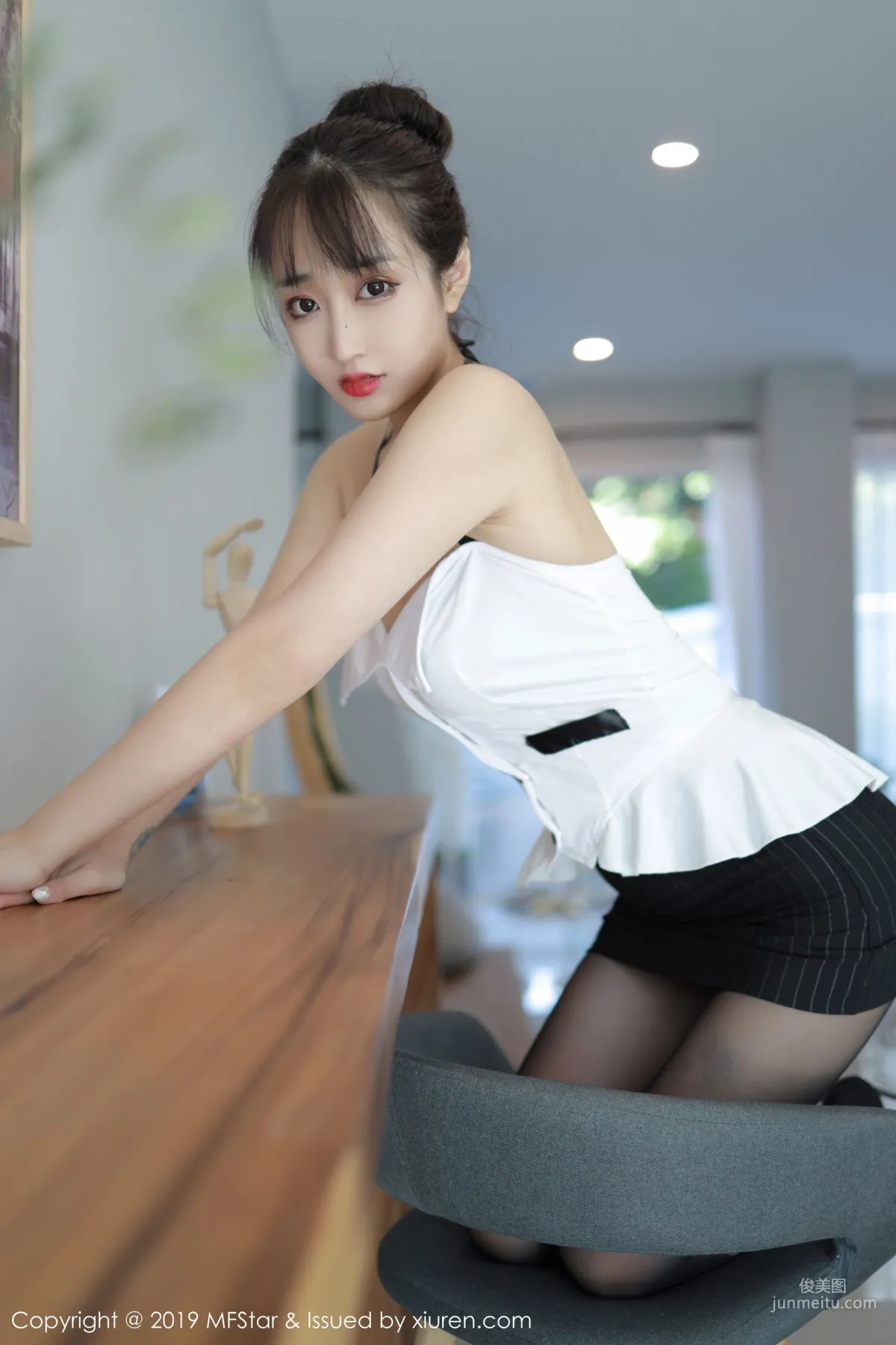 Betty Lin Zixin《Exquisite Black Stockings Beautiful Legs Temptation》 [MFStar] Vol.238 Photo Set photo 15