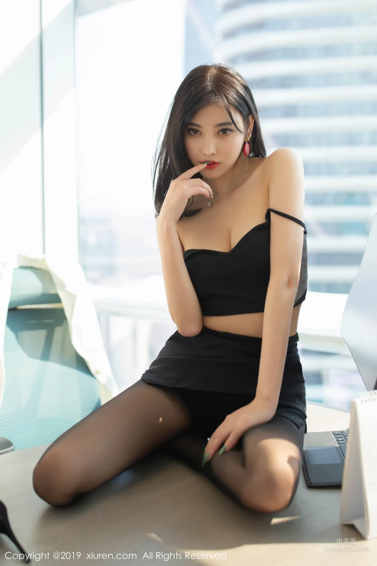 Yang Chenchen sugar "Workplace Female Boss Photo Series" [XiuRen] No.1853 Photo Set photo 18