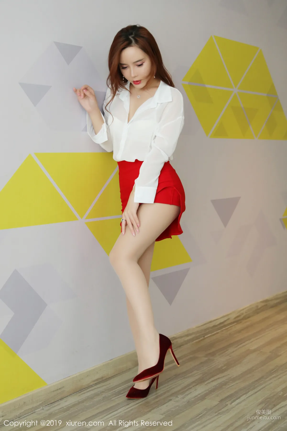 Ai Xiaoqing "White Shirt and Short Skirt" [XiuRen] No.1879 Photo Set photo 3