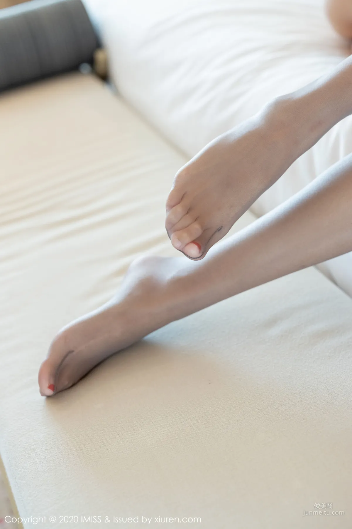 Yang Ziyan Cynthia, Stockings and Beautiful Legs Under the Suit [IMISS] Vol.428 Photo Set photo 29