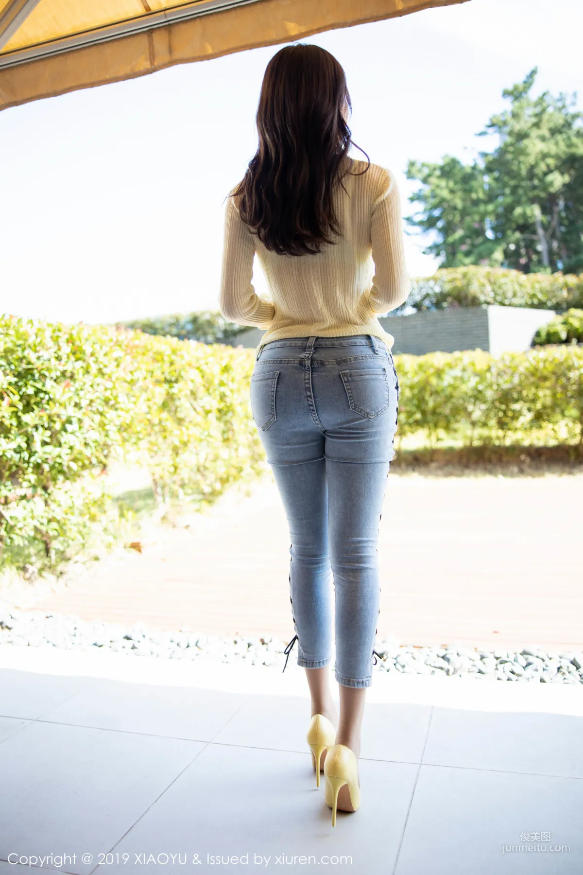 Zhizhi Booty, Beautiful Legs and Curves in Tight Jeans [XIAOYU] Vol.197 Photo Set photo 11