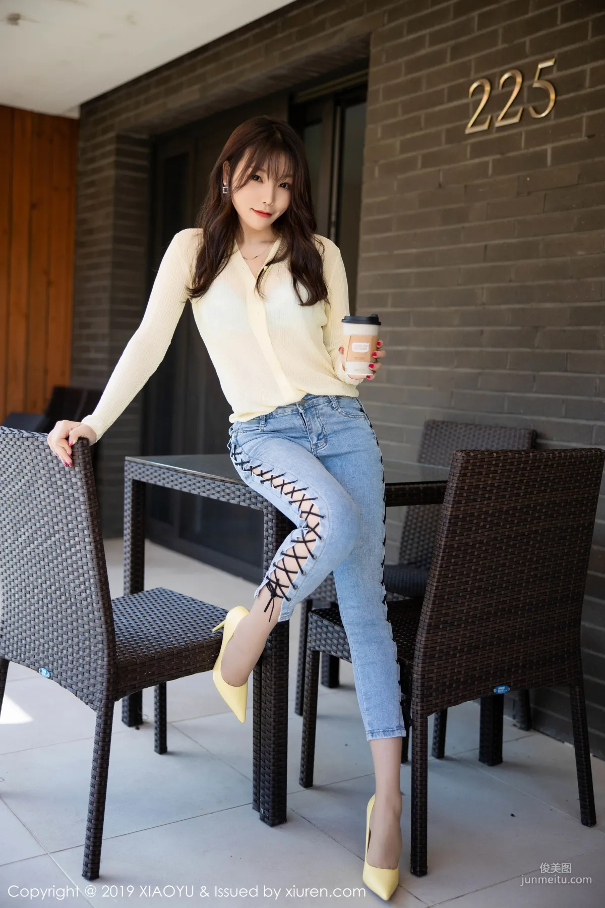 Zhizhi Booty, Beautiful Legs and Curves in Tight Jeans [XIAOYU] Vol.197 Photo Set photo 2