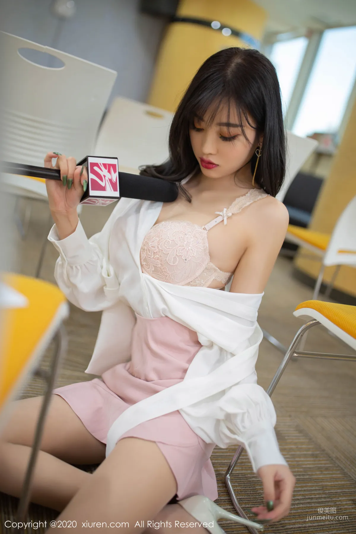 Yang Chenchen sugar, Female Reporter Theme [XiuRen] No.1955 Photo Set photo 6