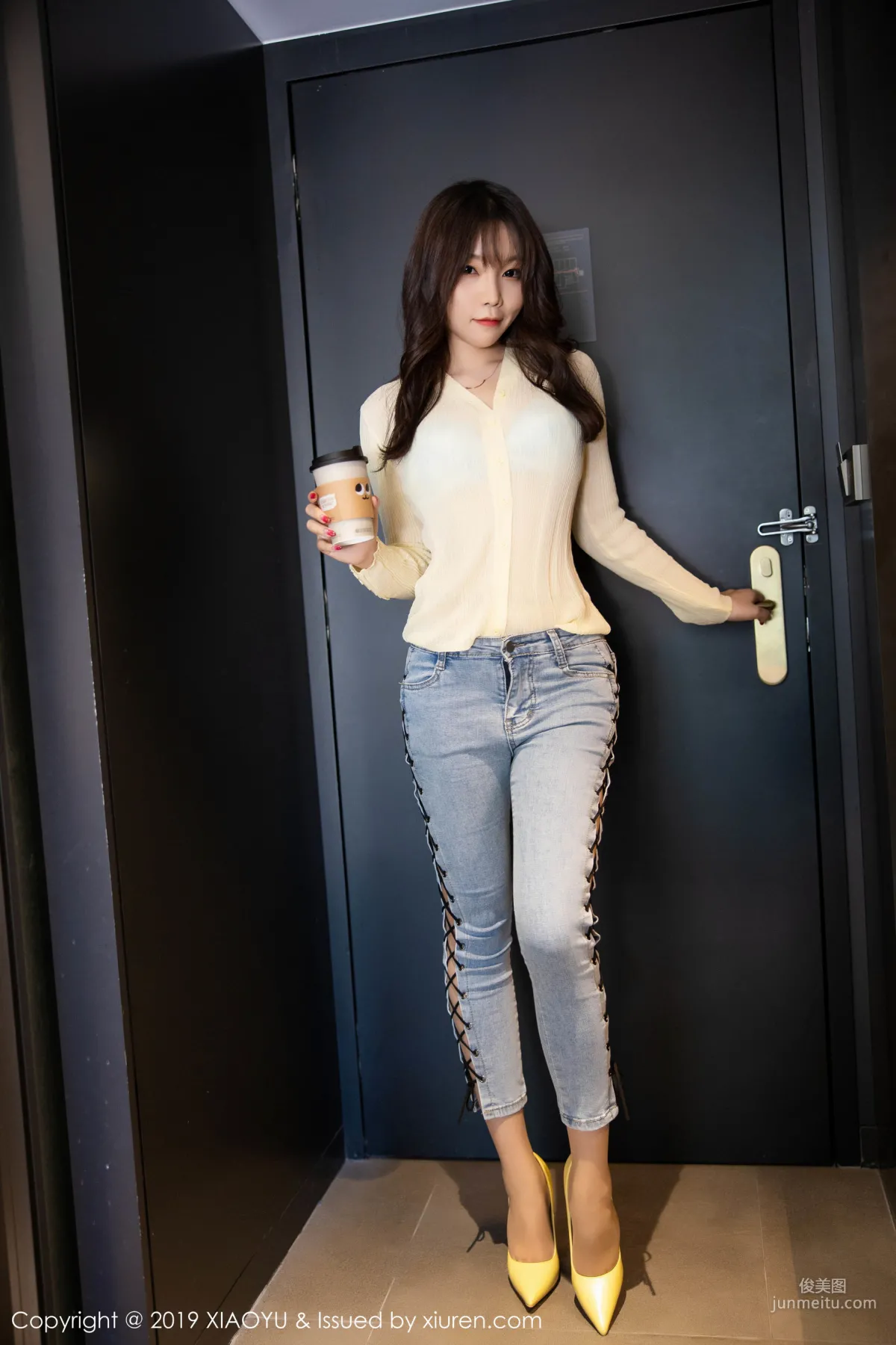 Zhizhi Booty, Beautiful Legs and Curves in Tight Jeans [XIAOYU] Vol.197 Photo Set photo 1