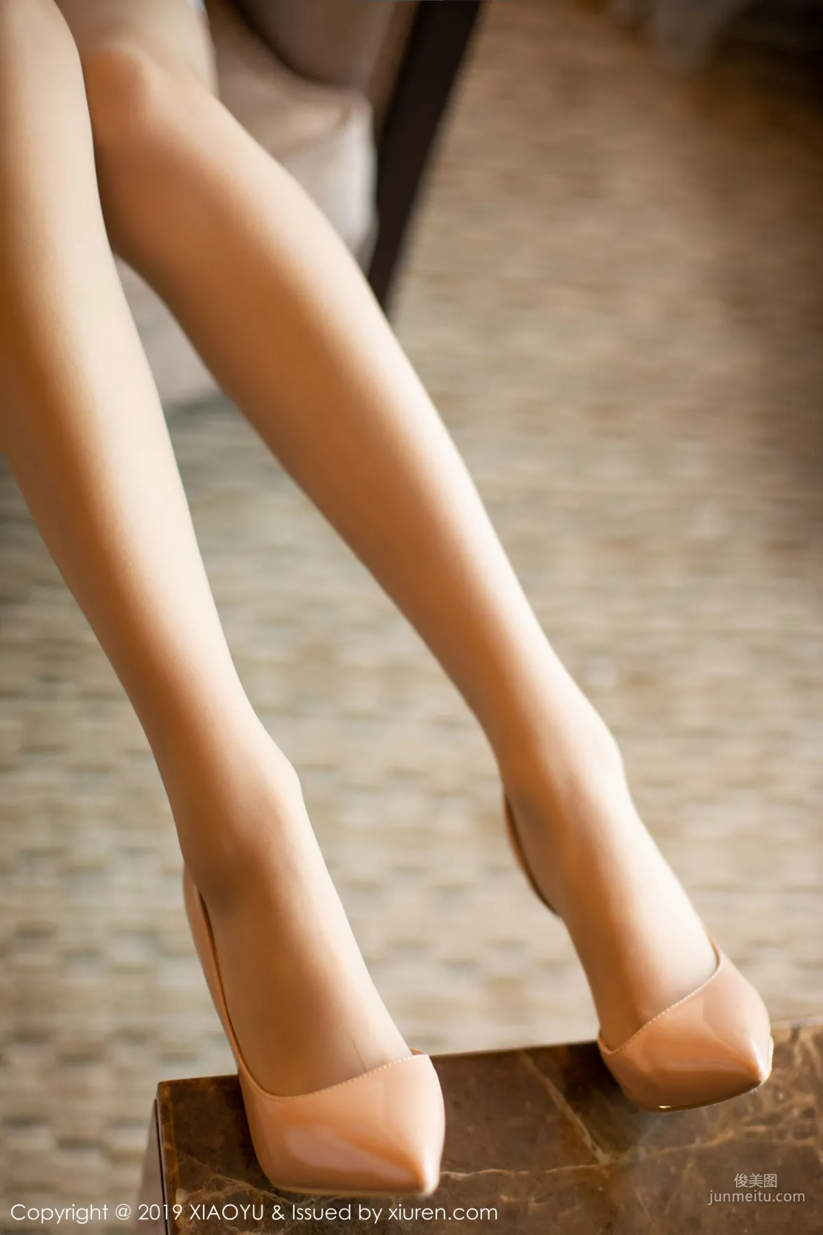 He Jiaying, Professional Secretary Outfit + Sexy Flesh Stockings Beautiful Legs Series, [XIAOYU] Vol.213 Photo Set photo 10