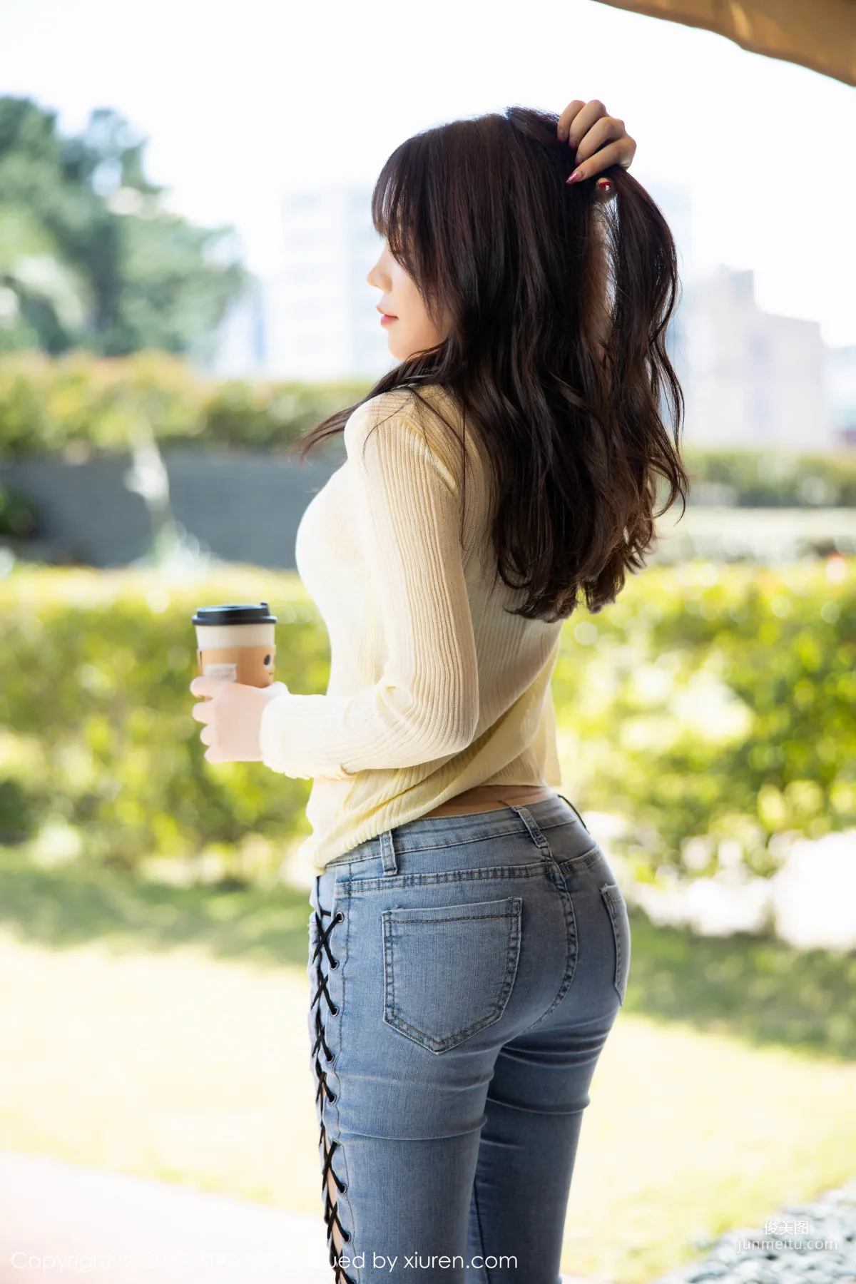 Zhizhi Booty, Beautiful Legs and Curves in Tight Jeans [XIAOYU] Vol.197 Photo Set photo 13