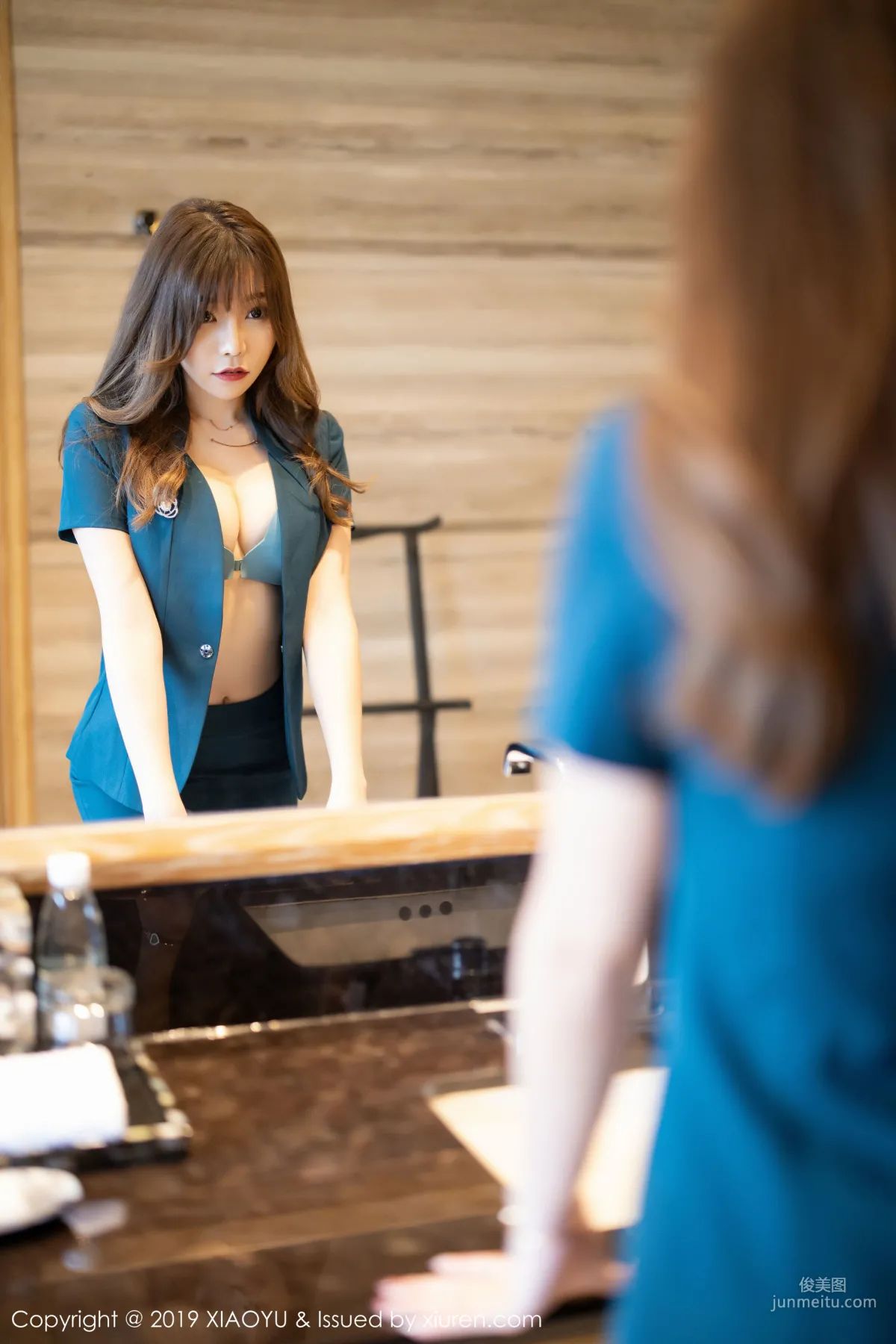 Zhizhi Booty "Beautiful Legs and Curves in Black Stockings Professional Wear" [XIAOYU] Vol.215 Photo Set photo 18