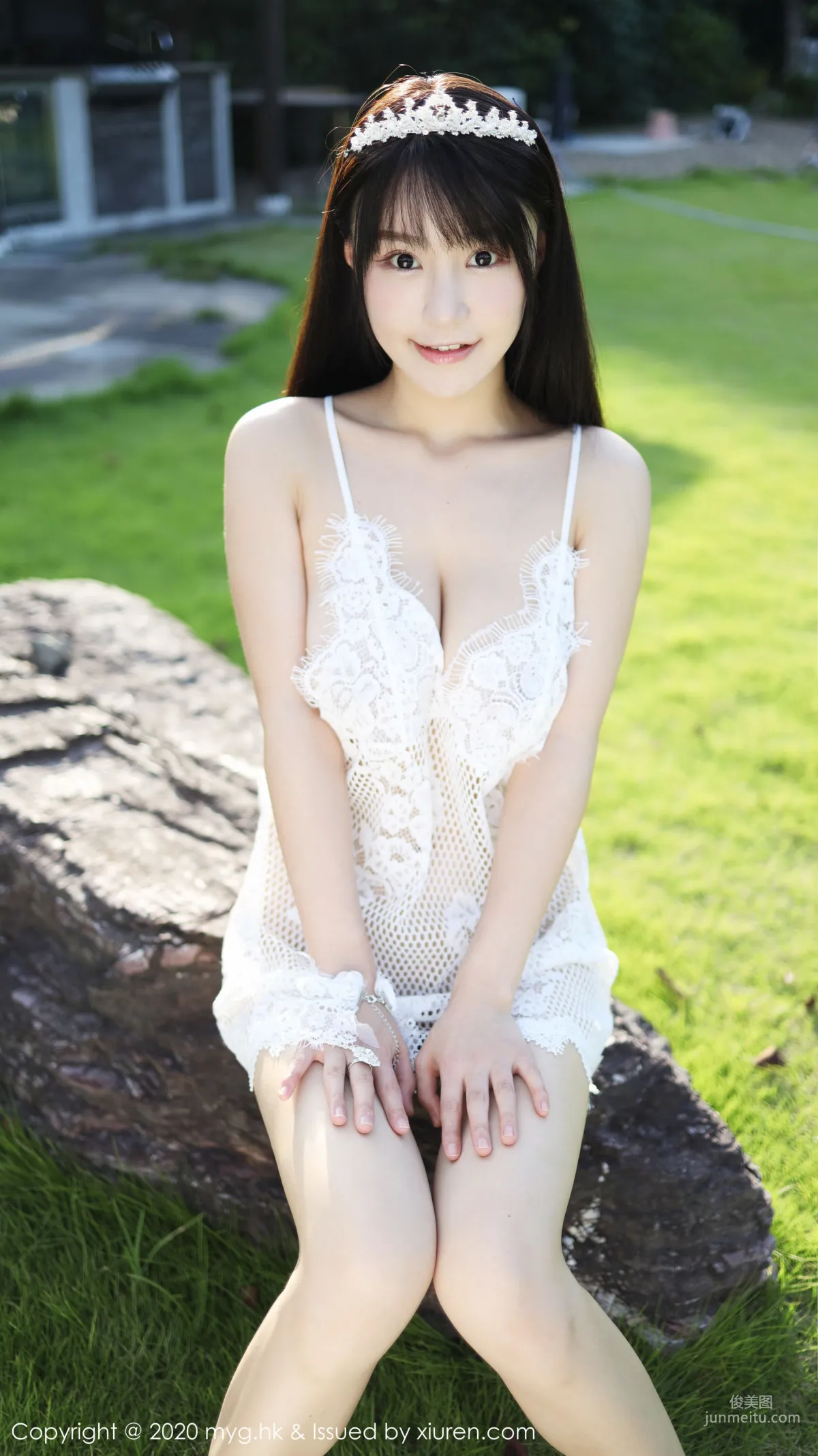 Zhu Ke'er Flower, Outdoor Grass Hollow Halter Dress Series [MyGirl] Vol.423 Photo Set photo 11