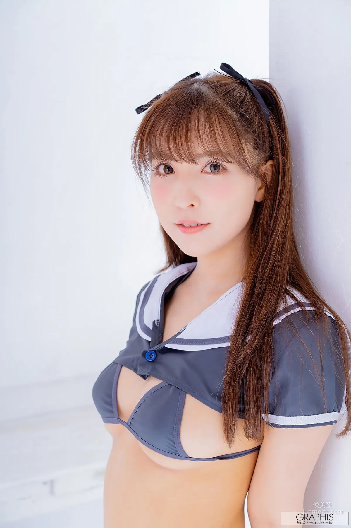 三上悠亜《New Year 2020》 [Graphis] Limited Edition 写真集2