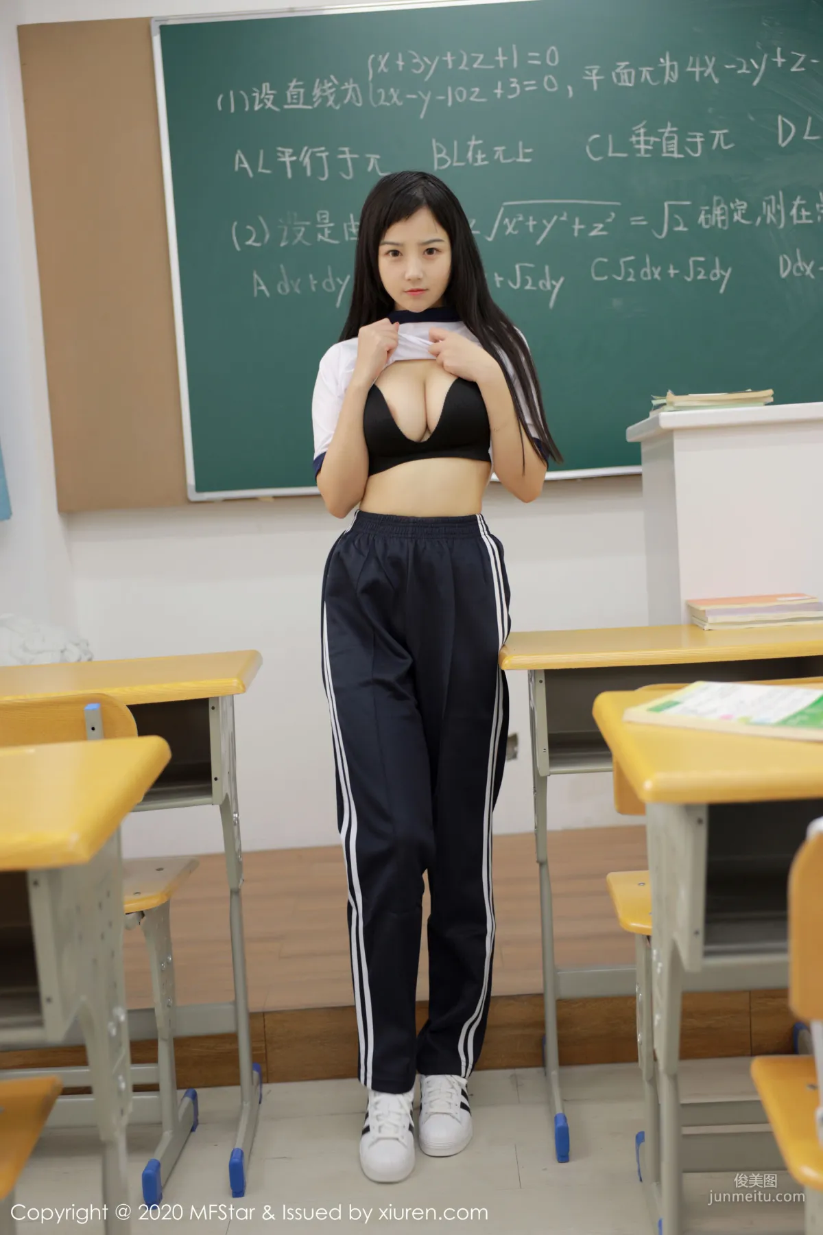 Xu Weiwei mia Student Uniform Temptation in the Classroom [MFStar] Vol.273 Photo Set photo 20