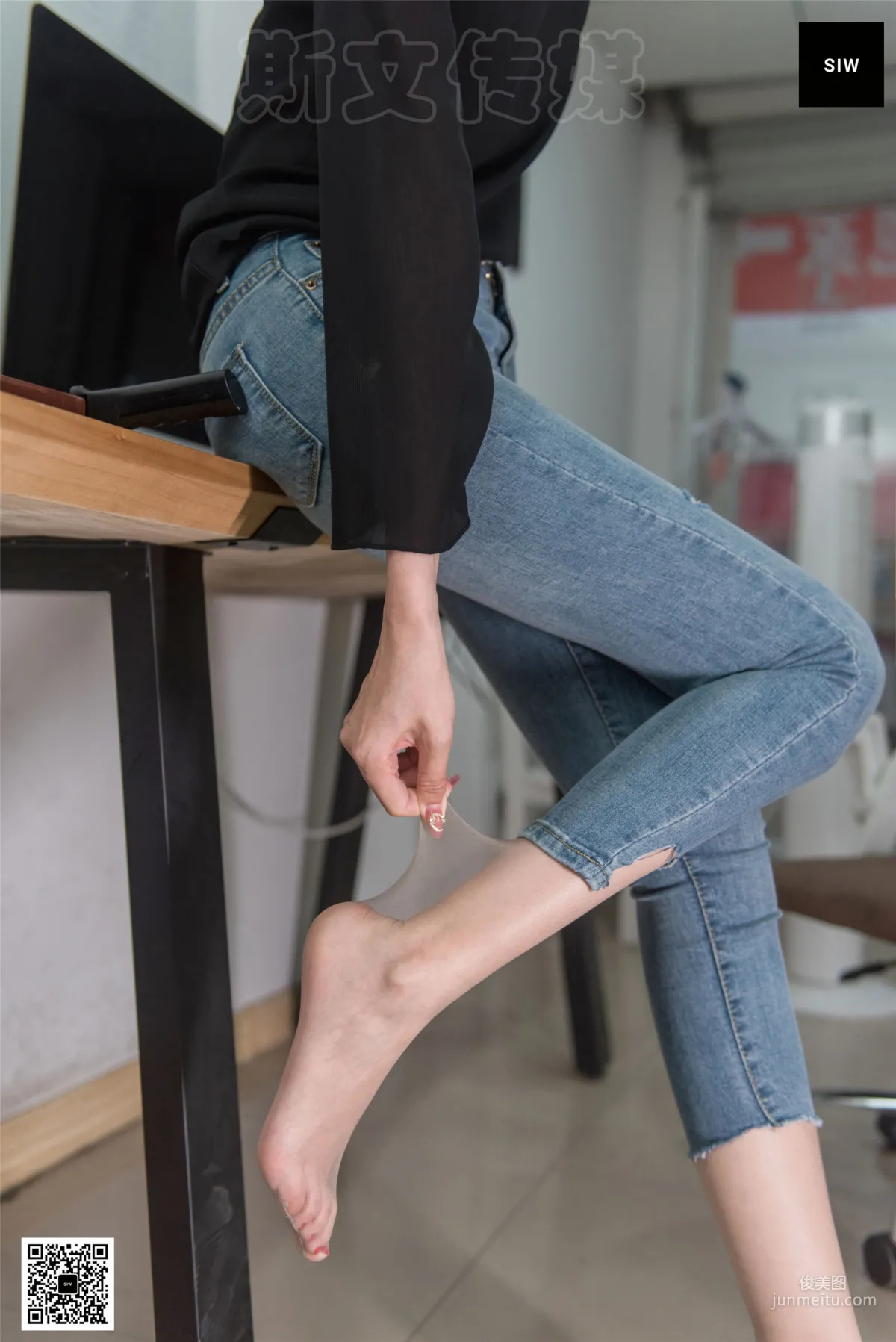 悦悦《办公裤里丝》 [斯文传媒SIW] 写真集33